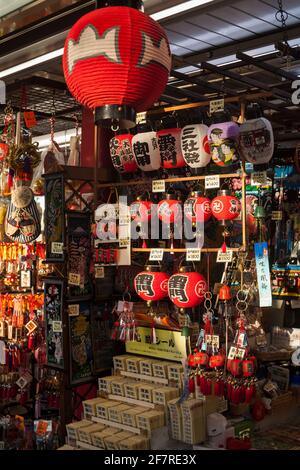 Vista verticale di un negozio di souvenir giapponese a Nakamise-Dori, strada commerciale a senso-Ji buddista, Asakusa, Tokyo, Giappone Foto Stock