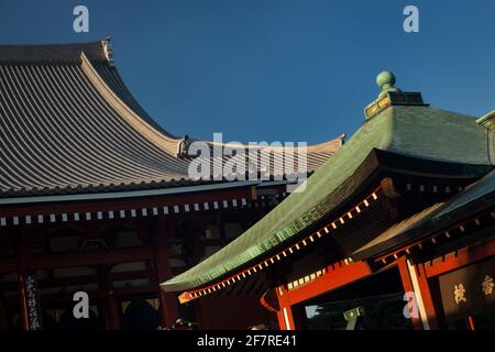 Vista orizzontale inclinata dei tetti del tempio buddista senso-Ji in una giornata di sole, Asakusa, Tokyo, Giappone Foto Stock