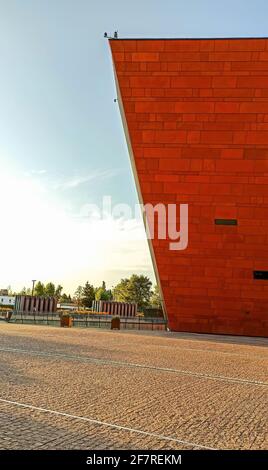 Gdansk, Polonia del Nord - 14 agosto 2020: Luminoso, vivace, vivace, edificio moderno esterno di uno storico Museo della seconda guerra mondiale situato a Nort Foto Stock