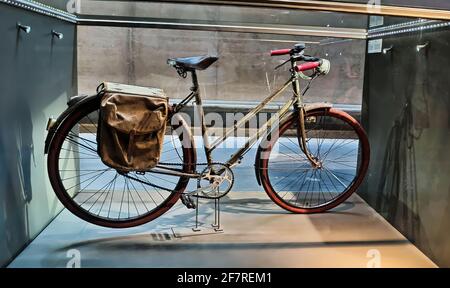 GDANSK, POLONIA - 10 agosto 2020: Antica bicicletta d'epoca dell'era della guerra mondiale nel museo della seconda guerra mondiale Foto Stock