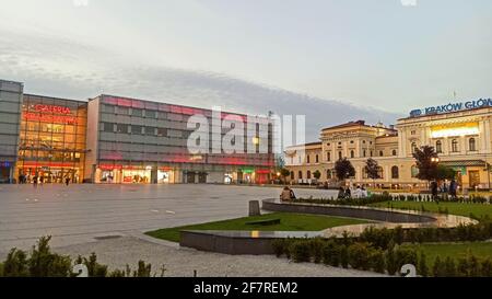 Cracovia, Polonia - 14 Marzo 2020: Panorama del centro commerciale Galeria Krakowska in plac Jana Nowaka Jezioranskiego e la vecchia stazione ferroviaria di Cracovia Glowny Foto Stock