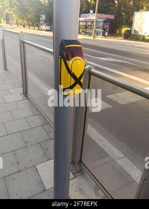 Cracovia, Polonia - 14 marzo 2020: Pulsante del semaforo disattivato o vietato per attraversare la strada con la strada come sfondo. Pedone attraversato giallo Foto Stock