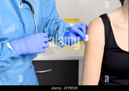 Primo piano di una giovane donna vaccinata, concetto di coronavirus. Foto di alta qualità Foto Stock