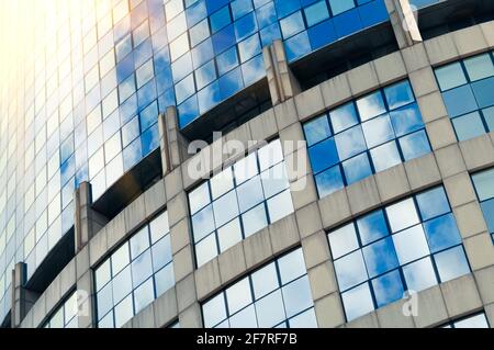 Frammento astratto di un edificio moderno con facciata in vetro per uffici. Foto Stock