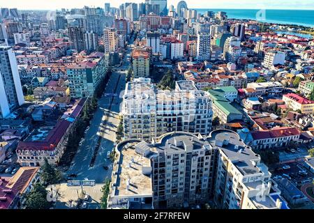 Vista della città di Batumi, mare, montagne da un drone Foto Stock