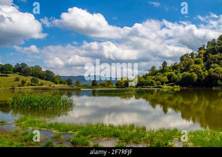 Vista panoramica del lago Tsovra vicino al villaggio di Dsegh In provincia di Lori in Armenia Foto Stock