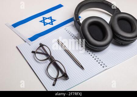 Imparare le lingue straniere in Israele con registrazioni audio e cuffie. Blocco note, occhiali, penna. Foto Stock