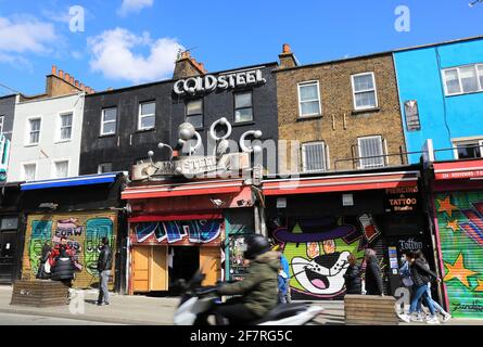 Londra, Regno Unito, 9 aprile 2021. I proprietari di negozi sulla colorata Camden High Street si preparano a riaprire il 12 aprile, la prossima grande data nella roadmap del governo cornavirus. Monica Wells/Alamy Live News Foto Stock