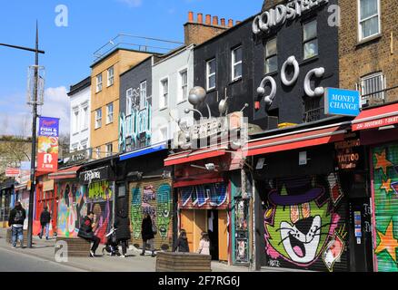 Londra, Regno Unito, 9 aprile 2021. I proprietari di negozi sulla colorata Camden High Street si preparano a riaprire il 12 aprile, la prossima grande data nella roadmap del governo cornavirus. Monica Wells/Alamy Live News Foto Stock