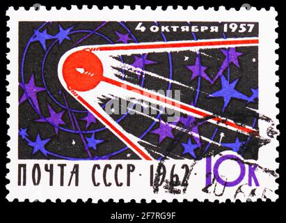 MOSCA, RUSSIA - 17 GENNAIO 2021: Francobollo stampato in Unione Sovietica dedicato al 5 ° anniversario del lancio di 'putnik-1', realizzazioni spaziali se Foto Stock