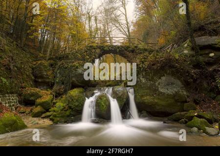 Cascata di Schiessentumpel/Scheissendepel mozzafiato a Waldbillig, Lussemburgo Foto Stock