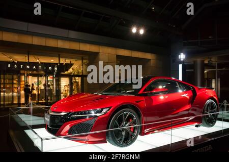 Vista ravvicinata di una nuovissima auto sportiva in mostra sulle colline di Roppongi, mega complesso costruito dalla costruzione del magnate Minoru Mori, Roppongi, Città di Minato Foto Stock