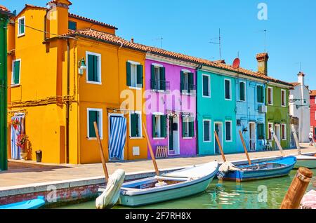 Accoglienti case colorate lungo il canale sull'isola di Burano a Venezia. Paesaggio urbano, vista veneziana Foto Stock