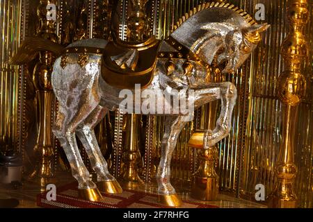 Vista ravvicinata orizzontale di un cavallo in giostra d'oro utilizzato per la decorazione a Kabukicho (quartiere a luci rosse di Tokyo), Shinjuku, Tokyo, Giappone Foto Stock