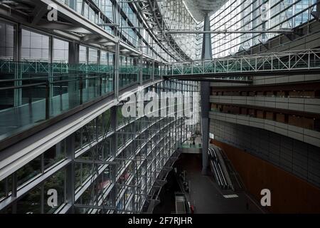 Vista frontale orizzontale dell'interno del Tokyo International Forum, Marunouchi, Chiyoda City, Ginza, Tokyo, Giappone Foto Stock