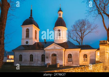 Kuressaare, Estonia. Chiesa di San Nicola in serata Blue Hour. Via Foto Stock