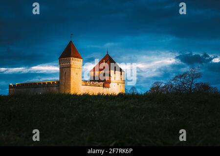 Kuressaare, Isola di Saaremaa, Estonia. Castello episcopale in serata Blue Hour Night. Architettura medievale tradizionale, famoso punto di riferimento per le attrazioni. Vecchio Foto Stock