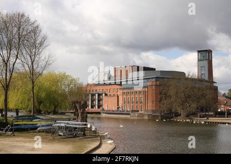 Il fiume Avon e il Royal Shakespeare Theatre, Stratford Upon Avon, Warwickshire, Regno Unito, all'inizio della primavera con gli Swans sul fiume. Foto Stock