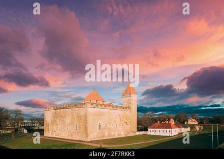 Kuressaare, Isola di Saaremaa, Estonia. Castello Episcopale al Tramonto. Architettura medievale tradizionale, famoso punto di riferimento per le attrazioni. Cielo alterato Foto Stock