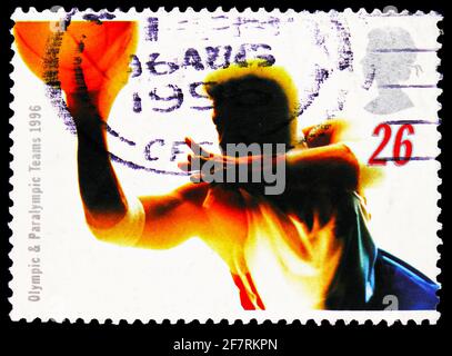 MOSCA, RUSSIA - 17 GENNAIO 2021: Francobollo stampato nel Regno Unito spettacoli Pallacanestro, Giochi Olimpici estivi e Paralimpici 1996 - Atlanta serie, Foto Stock