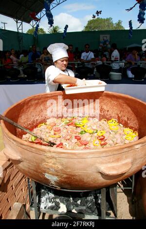 belmonte, bahia / brasile - 11 settembre 2008: capo cuoco prepara un gigante stufato di pesce nella città di Belmonte, nel sud di Bahia. Foto Stock