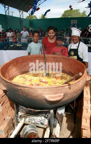 belmonte, bahia / brasile - 11 settembre 2008: capo cuoco prepara un gigante stufato di pesce nella città di Belmonte, nel sud di Bahia. Foto Stock