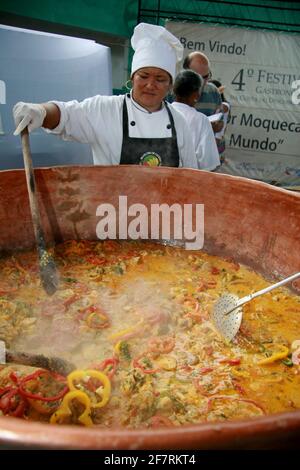 belmonte, bahia / brasile - 11 settembre 2008: capo cuoco prepara un gigante stufato di pesce nella città di Belmonte, nel sud di Bahia. Foto Stock