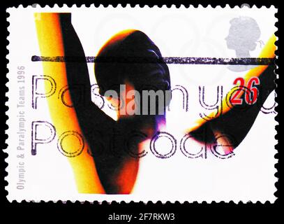 MOSCA, RUSSIA - 17 GENNAIO 2021: Francobollo stampato nel Regno Unito mostra Athlete Celebrating and Olympic Rings, Summer Olympic e Paralimpic Foto Stock