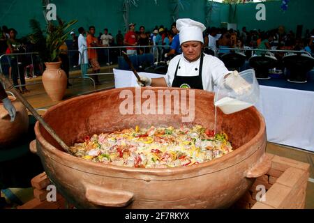 belmonte, bahia / brasile - 11 settembre 2008: capo cuoco prepara un gigante stufato di pesce nella città di Belmonte, nel sud di Bahia. Foto Stock