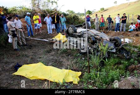 Eunapolis, bahia / brasile - 12 giugno 2008: Incidente stradale BR 101 lascia una persona morta nella città di Eunapolis. Foto Stock