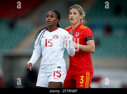 Il canadese Nichelle Prince (a sinistra) e il Galles Gemma Evans (a destra) si batte per la loro posizione durante la partita di amicizia internazionale femminile al Leckwith Stadium, Galles. Data immagine: Venerdì 9 aprile 2021. Vedi PA storia CALCIO Galles Donne. Il credito fotografico dovrebbe essere: Nick Potts/PA Wire. RESTRIZIONI: Solo per uso editoriale, nessun uso commerciale senza previo consenso del titolare dei diritti. Foto Stock