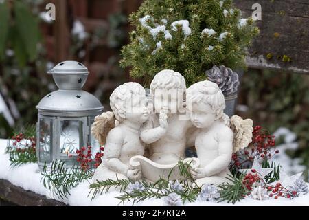 decorazioni natalizie con angeli, lanterna d'epoca e picea glauca Foto Stock