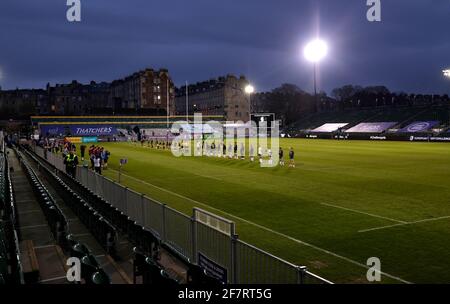 Bath Rugby e i giocatori irlandesi di Londra osservano due minuti di silenzio come segno di rispetto per il duca di Edimburgo morto oggi, prima della Challenge Cup, quarto finale di partita al Recreation Ground, Bath. Data immagine: Venerdì 9 aprile 2021. Foto Stock