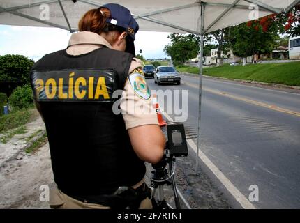 Eunapolis, bahia / brasile - 28 dicembre 2007: Ufficiale federale di polizia stradale - PRF - visto radar di velocità operativa sulla Federal Highway BR 101 nella città Foto Stock