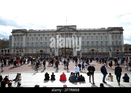 Londra, Regno Unito. 09 aprile 2021. I membri del pubblico iniziano a riunirsi fuori Buckingham Palace per deporre fiori e rendere omaggio al principe Filippo il duca di Edimburgo e marito della regina Elisabetta 11 che è morto questa mattina a 99 anni venerdì 09 aprile 2021. Sua maestà la Regina ha rilasciato una dichiarazione che dice che era profondamente addolorata dalla sua morte. Foto di Hugo Philpott/UPI Credit: UPI/Alamy Live News Foto Stock