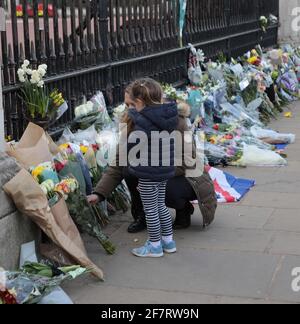 Londra, Regno Unito. 09 aprile 2021. I membri del pubblico iniziano a riunirsi fuori Buckingham Palace per deporre fiori e rendere omaggio al principe Filippo il duca di Edimburgo e marito della regina Elisabetta 11 che è morto questa mattina a 99 anni venerdì 09 aprile 2021. Sua maestà la Regina ha rilasciato una dichiarazione che dice che era profondamente addolorata dalla sua morte. Foto di Hugo Philpott/UPI Credit: UPI/Alamy Live News Foto Stock