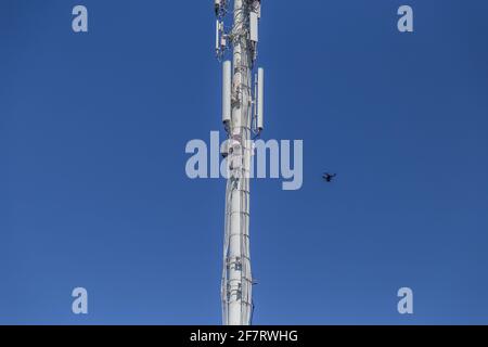 Drone che ispeziona una torre cellulare in basso a destra Foto Stock