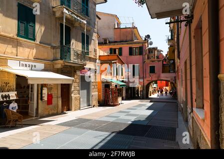 Monterosso, Liguria, Italia, giugno 2020. Piacevole scorcio del centro storico: Le case dalle facciate colorate si affacciano sulla strada principale. Turisti. Foto Stock
