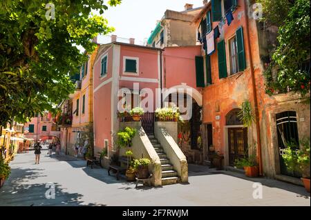 Monterosso, Liguria, Italia, giugno 2020. Piacevole scorcio del centro storico: Le case dalle facciate colorate si affacciano sulla strada principale, pianta in vaso Foto Stock