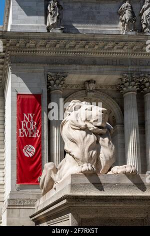 Lion di fronte alla New York Public Library con il banner 'NY Forever' sullo sfondo, NYC, USA Foto Stock