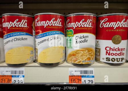 CVS è una catena nazionale di farmacia con una farmacia e un drogheria, New York City, Stati Uniti Foto Stock