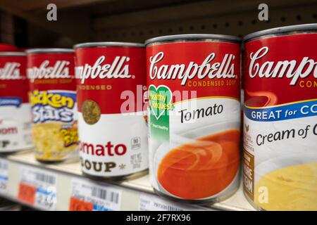 CVS è una catena nazionale di farmacia con una farmacia e un drogheria, New York City, Stati Uniti Foto Stock