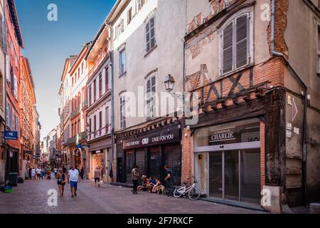 Tolosa, Occitania, Francia; 22 luglio 2018: Vivace via dello shopping nel centro storico di Tolosa Foto Stock