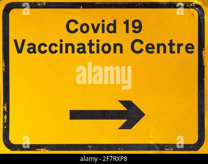 Cartello di direzione del British Covid 19 Vaccination Center Foto Stock