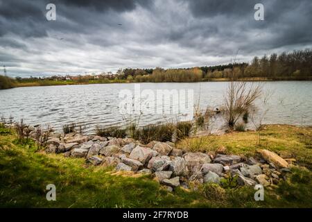 Una visita su una piccola passeggiata vicino al lago in Barton Marina, Inghilterra Burton under Needwood Foto Stock