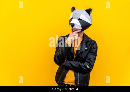 Uomo felice con divertente maschera bassa poly su sfondo colorato - idea concettuale creativa per la pubblicità, adulto con basso-poly origami carta maschera che fa divertente Foto Stock