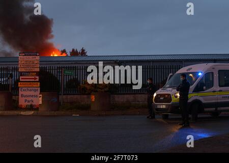 Cork, Irlanda. 9 Apr 2021. Grande incendio al National Recycling Centre, Cork, Irlanda. Poco prima DELLE 20:00 questo pomeriggio è scoppiato un incendio al National Recycling Center nella Churchfield Industrial Estate, Cork City. Quattro unità di Cork City Fire Brigade sono attualmente in scena a trattare con la Blaze. Gardai sono sulla scena che dirige il traffico. Credit: Damian Coleman/Alamy Live News Foto Stock