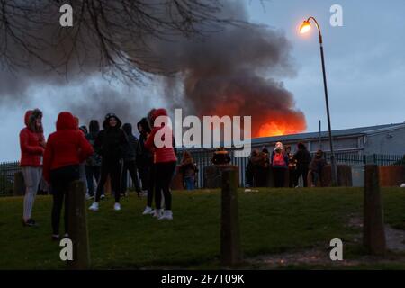 Cork, Irlanda. 9 Apr 2021. Grande incendio al National Recycling Centre, Cork, Irlanda. Poco prima DELLE 20:00 questo pomeriggio è scoppiato un incendio al National Recycling Center nella Churchfield Industrial Estate, Cork City. Quattro unità di Cork City Fire Brigade sono attualmente in scena a trattare con la Blaze. Gardai sono sulla scena che dirige il traffico. Credit: Damian Coleman/Alamy Live News Foto Stock