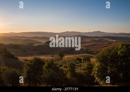 San Quirico d'Orcia - Agosto 20 2020: Podere Belvedere Villa in Val d'Orcia in Toscana, Italia all'alba o all'alba Foto Stock