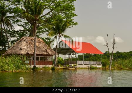 Il lago di El Petén Itza è il secondo lago più grande in Guatemala Foto Stock